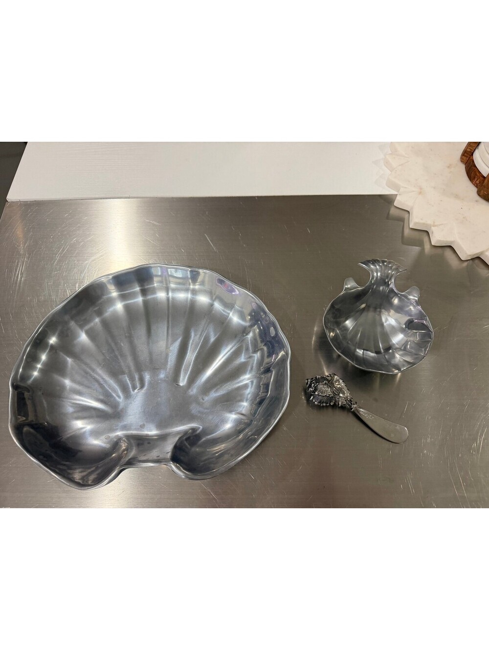 Clam shell serving dish and spreader set platter and dip bowl